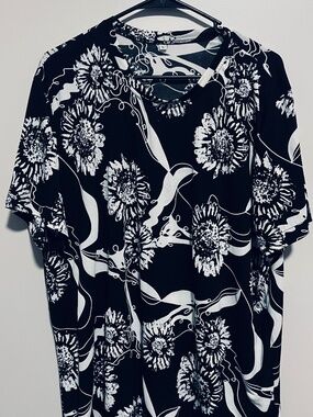 Black and white floral print short sleeve blouse